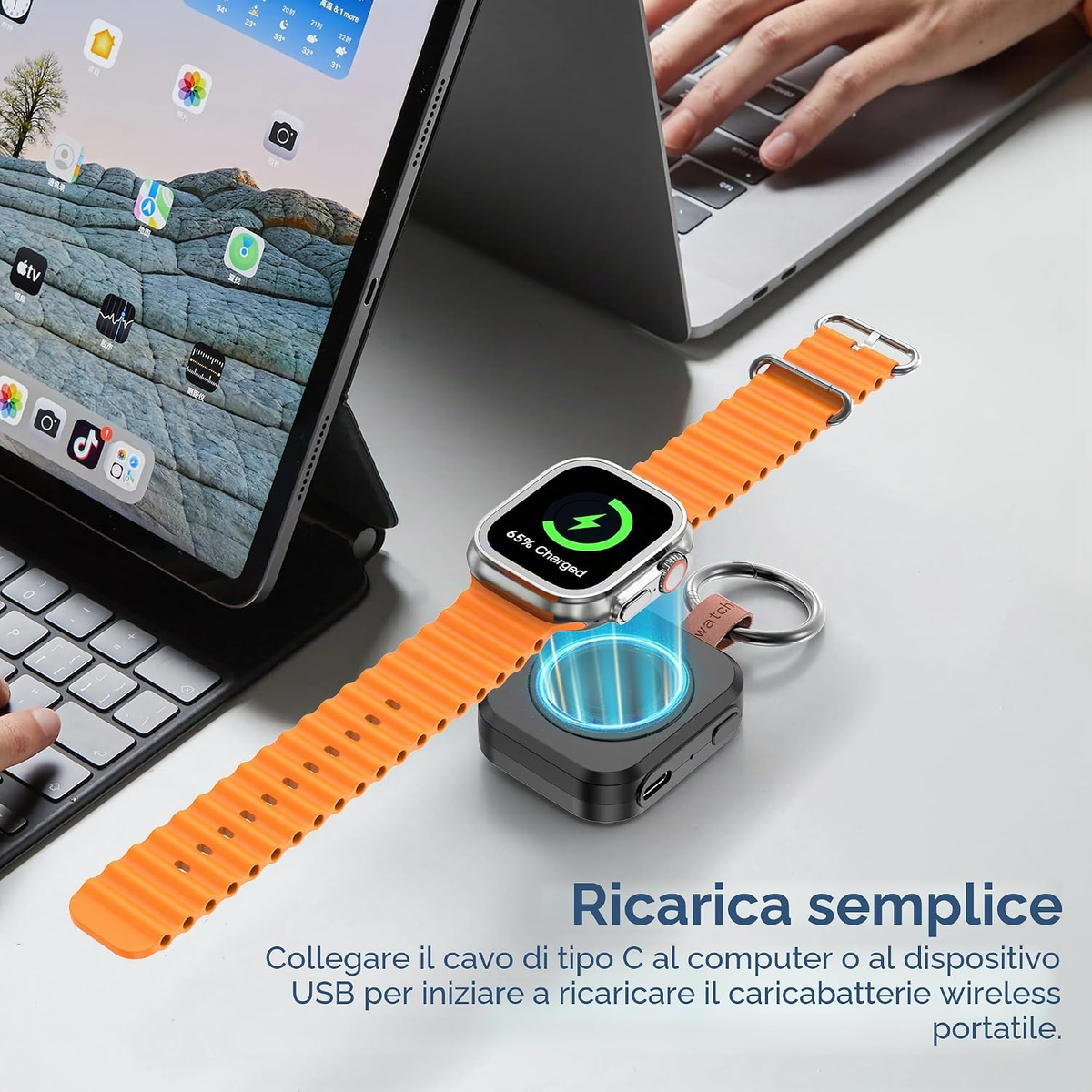 Caricatore portatile magnetico Apple Watch con portachiavi in uso su scrivania